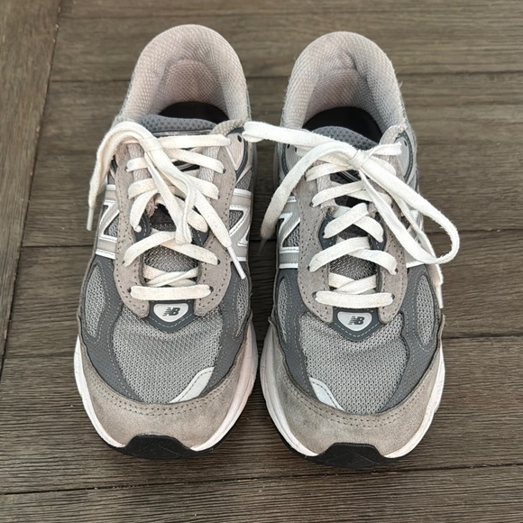 New Balance Gray and White Athletic Shoes 990 sz 8 - Picture 1 of 7